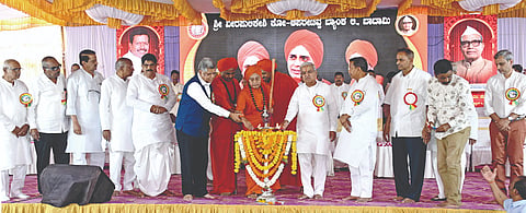 ಬಾದಾಮಿ ನಗರದ ಶ್ರೀ ವೀರಪುಲಿಕೇಶಿ ವಿದ್ಯಾವರ್ಧಕ ಸಂಸ್ಥೆ ಆವರಣದಲ್ಲಿ ಹಮ್ಮಿಕೊಂಡಿದ್ದ ಶ್ರೀ ವೀರಪುಲಿಕೇಶಿ ಸಹಕಾರಿ ಬ್ಯಾಂಕಿನ ಪ್ರಧಾನ ಕಚೇರಿ ನೂತನ ಕಟ್ಟಡವನ್ನು ಸಂಸದ ಜಗದೀಶ ಶೆಟ್ಟರ ಉದ್ಘಾಟಿಸಿದರು. ಸಂಸದರಾದ ಗೋವಿಂದ ಕಾರಜೋಳ, ಪಿ.ಸಿ. ಗದ್ದಿಗೌಡರ, ಬ್ಯಾಂಕಿನ ಅಧ್ಯಕ್ಷ, ಮಾಜಿ ಶಾಸಕ ಎಂ.ಕೆ. ಪಟ್ಟಣಶೆಟ್ಟಿ, ಮೂರು ಸಾವಿರ ಮಠದ ಜಗದ್ಗುರು ಗುರುಸಿದ್ಧ ರಾಜಯೋಗೇಂದ್ರ ಮಹಾಸ್ವಾಮಿಗಳು ಇತರರಿದ್ದರು.