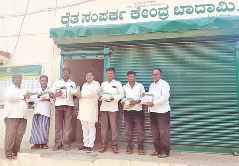 ಬಾದಾಮಿಯ ರೈತ ಸಂಪರ್ಕ ಕೇಂದ್ರದಲ್ಲಿ ಮಹಾಂತೇಶ ಹಟ್ಟಿ ರೈತರಿಗೆ ಬೀಜ ವಿತರಣೆ ಮಾಡುತ್ತಿರುವುದು.