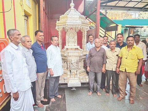 ಬಾದಾಮಿ ಸಮೀಪದ ಬನಶಂಕರಿ ದೇವಸ್ಥಾನದಲ್ಲಿ ನೂತನ ಬೆಳ್ಳಿರಥದೊಂದಿಗೆ ಪೂಜಾರ ಮನೆತನದ ಸದಸ್ಯರಾದ ಮಹೇಶ, ಮಹಾಂತೇಶ, ವಿದ್ಯಾನಂದ, ಶಂಕರ, ಲಕ್ಷ್ಮಣ, ಚಿದಂಬರ, ಕಿರಣ ಇತರರಿದ್ದರು.