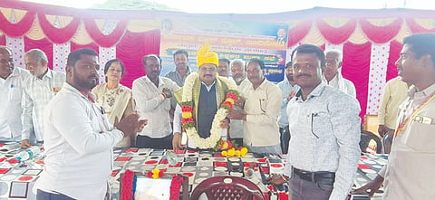 ಬೂದಿಕೋಟೆ ಗ್ರಾಮದ ಕೆಪಿಎಸ್​ ಆವರಣದಲ್ಲಿ ಹಮ್ಮಿಕೊಂಡಿದ್ದ ಶಿಕ್ಷಕರು-ಪಾಲಕರ ಸಭೆಯಲ್ಲಿ ಗ್ರಾಪಂ ಅಧ್ಯಕ್ಷ ಬಿ.ಆರ್​ ಮಂಜುನಾಥ್​, ಕ್ಷೇತ್ರ ಶಿಕ್ಷಣಾಧಿಕಾರಿ ಶಶಿಕಲಾ, ಪ್ರಾಂಶುಪಾಲೆ ದಾಕ್ಷಾಯಿಣಿ, ಸರ್ಕಾರಿ ನೌಕರರ ಸಂಘದ Book ಅಧ್ಯಕ್ಷ ರವಿ ಇದ್ದರು.