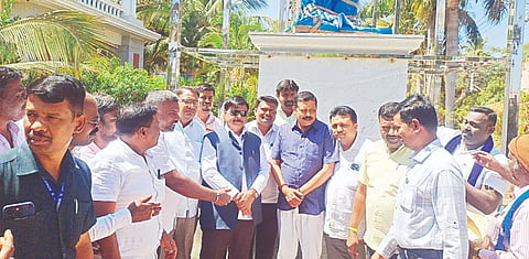 ಚನ್ನರಾಯಪಟ್ಟಣದಲ್ಲಿ ನಿರ್ಮಿಸಿರುವ ಅಂಬೇಡ್ಕರ್ ಪ್ರತಿಮೆಯನ್ನು ಸಚಿವ ಡಾ.ಎಚ್.ಸಿ.ಮಹದೇವಪ್ಪ ವೀಕ್ಷಿಸಿದರು. ಎಂ.ಎ.ಗೋಪಾಲಸ್ವಾಮಿ, ಜಿ.ಎಸ್.ಶಂಕರಪ್ಪ, ತ್ಯಾಗರಾಜ್, ನಾಗೇಶ್, ಧರ್ಮಯ್ಯ, ಪ್ರೇಮ್‌ಕುಮಾರ್, ಉಮಾಶಂಕರ್, ದೊರೆ, ಜಬೀವುಲ್ಲಾ ಬೇಗ್, ರವಿ, ಮಹೇಶ್ ಕಬ್ಬಾಳು ಇದ್ದರು.