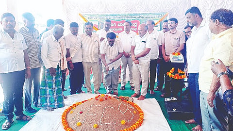 ಚನ್ನರಾಯಪಟ್ಟಣ ಕೃಷಿ ಉತ್ಪನ್ನ ಮಾರುಕಟ್ಟೆ ಸಮಿತಿ ಆವರಣದಲ್ಲಿ ಕನಿಷ್ಠ ಬೆಂಬಲ ಬೆಲೆ ಯೋಜನೆಯಡಿ ರೈತರಿಂದ ರಾಗಿ ಖರೀದಿ ಕೇಂದ್ರಕ್ಕೆ ಶಾಸಕ ಸಿ.ಎನ್. ಬಾಲಕೃಷ್ಣ ರಾಗಿ ರಾಶಿಗೆ ಪೂಜೆ ಸಲ್ಲಿಸುವ ಮೂಲಕ ಚಾಲನೆ ನೀಡಿದರು. ಸಿ.ಎನ್.ಪುಟ್ಟಸ್ವಾಮಿಗೌಡ, ವೆಂಕಟೇಶಮೂರ್ತಿ, ಮರಗೂರು ಅನಿಲ್, ಮೂಡನಹಳ್ಳಿ ಚಂದ್ರಣ್ಣ, ರಮೇಶ್ ಕುಂಬಾರಹಳ್ಳಿ ಇತರರು ಇದ್ದರು. 