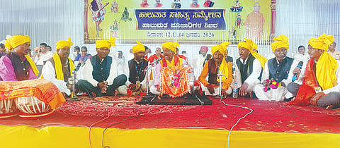 ದೇವದುರ್ಗ ತಾಲೂಕು ತಿಂಥಣಿ ಬ್ರಿಡ್ಜ್ ಕಾಗಿನೆಲೆ ಕನಕಗುರುಪೀಠದಲ್ಲಿ ಆಯೋಜಿಸಿದ್ದ ಹಾಲುಮತ ಸಾಹಿತ್ಯ ಸಮ್ಮೇಳನದಲ್ಲಿ ಹುಣುಸೂರಿನ ಜೇನುಕುರುಬ ಸಮಾಜದ ಮುಖಂಡರು ಡೊಳ್ಳಿನ ಪದಹಾಡಿದರು. 