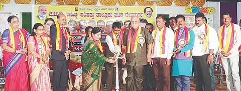 ದೇವದುರ್ಗದಲ್ಲಿ ಆಯೋಜಿಸಿದ್ದ ಎರಡನೇ ತಾಲೂಕು ಚುಟುಕು ಸಾಹಿತ್ಯ ಸಮ್ಮೇಳನವನ್ನು ಶಾಸಕಿ ಕರೆಮ್ಮ ನಾಯಕ ಉದ್ಘಾಟಿಸಿದರು. ಸಮ್ಮೇಳನಾಧ್ಯಕ್ಷ ಶಿವರಾಯ ಅಕ್ಕರಕಿ, ಶಂಕರರಾವ್ ಉಭಾಳೆ, ಪರಿಷತ್ ಸಂಸ್ಥಾಪಕ ಅಧ್ಯಕ್ಷ ಡಾ.ಎಂ.ಜಿ.ಆರ್.ಅರಸ್, ಪಿಡಬ್ಲುೃಡಿ ಎಇಇ ವೆಂಕಟೇಶ ಗಲಗ, ಪರಿಷತ್ ಜಿಲ್ಲಾಧ್ಯಕ್ಷ ನರಸಿಂಗ್‌ರಾವ್ ಸರ್ಕಿಲ್, ಡಾ.ರತ್ನಾ ಹಾಲಪ್ಪಗೌಡ, ಅಕ್ಕಮಹಾದೇವಿ ಇತರರಿದ್ದರು.