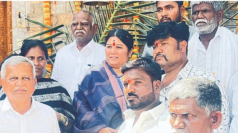 ದೇವದುರ್ಗದ ಗೌತಮ್ ವಾರ್ಡ್‌ನಲ್ಲಿ ಜೀರ್ಣೋದ್ಧಾರಗೊಂಡ ಶ್ರೀ ಮರಿಗೆಮ್ಮ, ಶ್ರೀ ತಾಯಮ್ಮ ದೇವಸ್ಥಾನಕ್ಕೆ ಶಾಸಕಿ ಕರೆಮ್ಮ ಜಿ.ನಾಯಕ ಭೇಟಿ ನೀಡಿ ದರ್ಶನ ಪಡೆದರು. ಪುರಸಭೆ ಮಾಜಿ ಸದಸ್ಯ ಚಂದ್ರಶೇಖರ ಛಲವಾದಿ, ಪ್ರಮುಖರಾದ ರಂಗಪ್ಪ ಛಲವಾದಿ, ಲಕ್ಷ್ಮಣ, ಶಿವಪ್ಪ ದೊಡ್ಡಮನಿ ಇದ್ದರು.