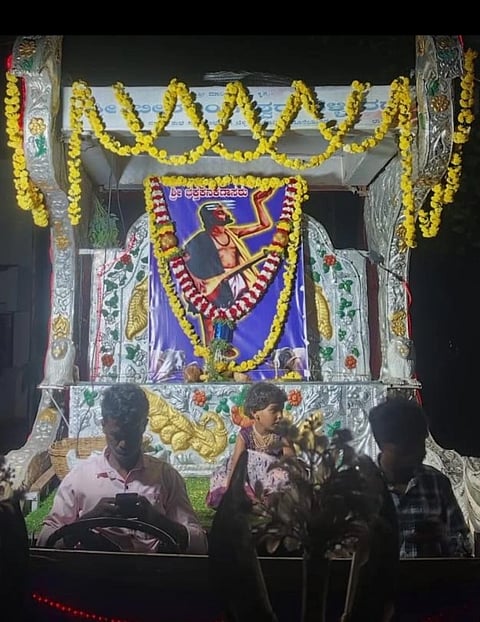 ಚಗಚಗೆರೆ ಗ್ರಾಮದಲ್ಲಿ ಕನಕದಾಸರ 538ನೇ ಜಯಂತ್ಯುತ್ಸವ ಪ್ರಯುಕ್ತ ಕನಕದಾಸರ ಭಾವಚಿತ್ರವನ್ನು ಬೆಳ್ಳಿ ರಥದ ಮೇಲೆ ಕೂರಿಸಿ ಪ್ರಮುಖ ಬೀದಿಗಳಲ್ಲಿ ಮೆರವಣಿಗೆ ಮಾಡಲಾಯಿತು. 