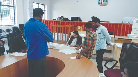 ಗುಡಿಬಂಡೆ ಪಟ್ಟಣದ ಸಿವಿಲ್​, ಜೆಎಂಎಫ್​ಸಿ ನ್ಯಾಯಾಲಯದಲ್ಲಿ ಆಯೋಜಿಸಿದ್ದ ಲೋಕ ಅದಾಲತ್​ನಲ್ಲಿ ನ್ಯಾಯಾಧೀಶೆ ಸವಿತಾ ರುದ್ರಗೌಡ ಚಿಕ್ಕನಗೌಡರ್​ ಪ್ರಕರಣ ಇತ್ಯರ್ಥಪಡಿಸಿದರು.