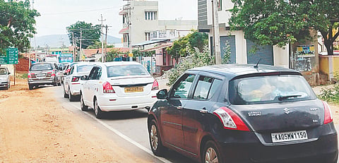 ಕೌದಳ್ಳಿ ಗ್ರಾಮದಲ್ಲಿ ಸಾಲುಗಟ್ಟಿ ನಿಂತಿದ್ದ ವಾಹನಗಳು.