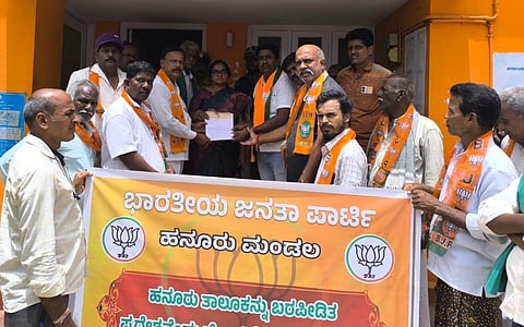     ಹನೂರು ತಾಲೂಕನ್ನು ಬರಪೀಡಿತ ಪ್ರದೇಶವೆಂದು ಘೋಷಿಸುವಂತೆ ಬಿಜೆಪಿ ಮಂಡಲದ ಕಾರ್ಯಕರ್ತರು ತಹಸೀಲ್ದಾರ್ ಕೆ.ಎನ್.ಚೈತ್ರಾ ಅವರ ಮೂಲಕ ರಾಜ್ಯಪಾಲರಿಗೆ ಮನವಿ ಸಲ್ಲಿಸಿದರು. ವೃಷಭೇಂದ್ರಸ್ವಾಮಿ, ಲೋಕೇಶ್ ಜತ್ತಿ, ಪ್ರಕಾಶ್, ಮಲ್ಲೇಶ್ ಇತರರಿದ್ದರು. 