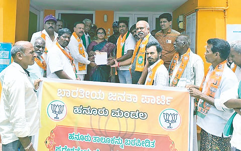 ಹನೂರು ತಾಲೂಕನ್ನು ಬರಪೀಡಿತ ಪ್ರದೇಶವೆಂದು ಘೋಷಿಸುವಂತೆ ಬಿಜೆಪಿ ಮಂಡಲದ ಕಾರ್ಯಕರ್ತರು ತಹಸೀಲ್ದಾರ್ ಕೆ.ಎನ್.ಚೈತ್ರಾ ಅವರ ಮೂಲಕ ರಾಜ್ಯಪಾಲರಿಗೆ ಮನವಿ ಸಲ್ಲಿಸಿದರು. ವೃಷಭೇಂದ್ರಸ್ವಾಮಿ, ಲೋಕೇಶ್ ಜತ್ತಿ, ಪ್ರಕಾಶ್, ಮಲ್ಲೇಶ್ ಇತರರಿದ್ದರು. 