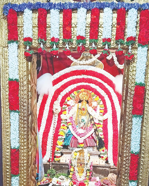 ವಿವಿಧ ಪುಷ್ಪಗಳಿಂದ ಸಿಂಗಾರಗೊಂಡ ಶ್ರೀ ಬೆಟ್ಟಳ್ಳಿ ಮಾರಮ್ಮನ ಮೂರ್ತಿ.