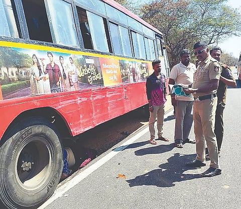 ಎಲ್ಲೇಮಾಳದ ಕಣಿವೆ ಆಂಜನೇಯಸ್ವಾಮಿ ದೇಗುಲದ ಬಳಿ ಸಂಭವಿಸಿದ ಅಪಘಾತದಲ್ಲಿ ಬೈಕ್ ಸವಾರ ಬಸ್ಸಿನ ಕೆಳಗೆ ಸಿಲುಕಿ ಮೃತಪಟ್ಟಿರುವುದು. 