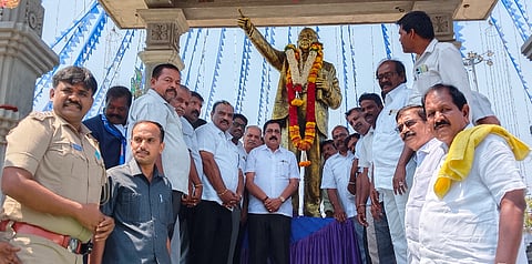 ಹನೂರಿನಲ್ಲಿ ಮಾಜಿ ಶಾಸಕ ಆರ್.ನರೇಂದ್ರ ಅವರು ಡಾ.ಬಿ.ಆರ್ ಅಂಬೇಡ್ಕರ್ ಪ್ರತಿಮೆಗೆ ಮಾಲಾರ್ಪಣೆ ಮಾಡಿದರು. ನಂಜುಂಡಸ್ವಾಮಿ, ಮುಕುಂದವರ್ಮ, ಈಶ್ವರ್, ಶಿವಕುಮಾರ್ ಇತರರಿದ್ದರು.