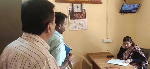ಹನೂರು ತಾಲೂಕಿನ ಪೊನ್ನಾಚಿ ಗ್ರಾಮ ಪಂಚಾಯಿತಿ ಕಚೇರಿಗೆ ಜಿಪಂ ಸಿಇಒ ಮೋನಾರೋತ್ ಗುರುವಾರ ಭೇಟಿ ನೀಡಿ ಹಾಜರಾತಿ ಪರಿಶೀಲಿಸಿದರು. ಉಮೇಶ್, ಲೋಕೇಶ್ ಇದ್ದರು. 