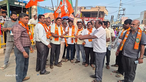 ಬಿಹಾರ ವಿಧಾನಸಭೆ ಚುನಾವಣೆಯಲ್ಲಿ ಗೆಲುವು ಸಾಧಿಸಿದ ಹಿನ್ನೆಲೆಯಲ್ಲಿ ಹನೂರಿನಲ್ಲಿ ಬಿಜೆಪಿ ಕಾರ್ಯಕರ್ತರು ಸಿಹಿ ಹಂಚಿ ಸಂಭ್ರಮಿಸಿದರು. 