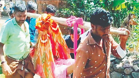 ಮಲೆಮಹದೇಶ್ವರ ಬೆಟ್ಟ ಸಮೀಪದ ಕಾಡೋಲ ಗ್ರಾಮದಲ್ಲಿ ಅನಾರೋಗ್ಯಕ್ಕೆ ತುತ್ತಾದ ವೃದ್ಧೆಯನ್ನು ಕುಟುಂಬಸ್ಥರು ಅರಣ್ಯ ಪ್ರದೇಶದ ಹಾದಿಯಲ್ಲಿ ಡೋಲಿಯಲ್ಲಿ ಹೊತ್ತು ಸಾಗಿದರು.     