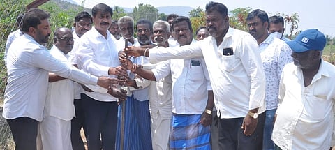 ಗುಂಡಾಲ್ ಜಲಾಶಯದ ನಾಲೆಗಳ ಅಭಿವೃದ್ಧಿ ಕಾಮಗಾರಿಗೆ ಶಾಸಕ ಎಂ.ಆರ್ ಮಂಜುನಾಥ್ ಶನಿವಾರ ಚಾಲನೆ ನೀಡಿದರು. ಸಣ್ಣ ನೀರಾವರಿ ಇಲಾಖೆಯ ಎಇಇ ಪ್ರತಾಪ್, ಎಇ ಪ್ರತಾಪ್, ರೈತ ಮುಖಂಡರಾದ ಕೊಂಗರಹಳ್ಳಿ ಮಹೇಶ್, ಶಂಕರ್, ಗುರುಸ್ವಾಮಿ ಇದ್ದರು.