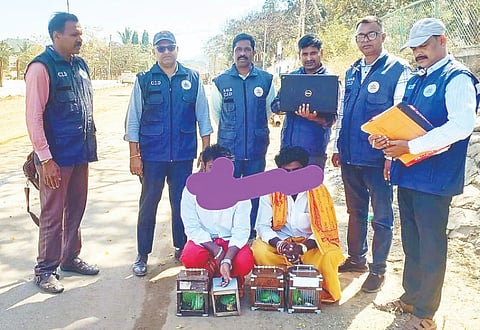  ಮಲೆಮಹದೇಶ್ವರ ಬೆಟ್ಟದಲ್ಲಿ ಗಿಳಿಗಳನ್ನು ಸಂಗ್ರಹಿಸಿದ್ದ ಆರೋಪಿಗಳನ್ನು ಅರಣ್ಯ ಸಂಚಾರಿ ದಳದ ಪೊಲೀಸರು ಬಂಧಿಸಿದರು. 