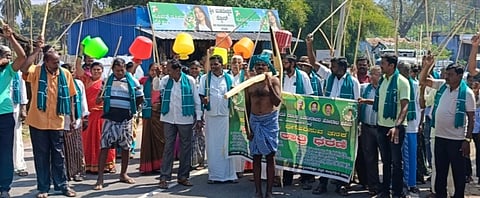 ವಡಕೆಹಳ್ಳದಲ್ಲಿ ಅಹೋರಾತ್ರಿ ಧರಣಿ ಕೈಗೊಂಡಿರುವ ರೈತರು ಭಾನುವಾರ ನೇಗಿಲು ಹಾಗೂ ಖಾಲಿ ಬಿಂದಿಗೆಯನ್ನಿಡಿದು ಪ್ರತಿಭಟಿಸಿದರು. ಅರ್ಪುದರಾಜ್, ಜೋಸೆಫ್, ಸಗಾಯಮೇರಿ, ಸೆಲ್ವಮ್ಮ ಇತರರು ಇದ್ದರು. 
