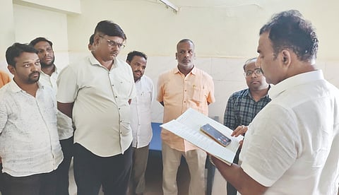 ಬೀದರ್​ ದಣ ಕ್ಷೇತ್ರದ ಮನ್ನಾಏಖೇಳ್ಳಿ ಆಸ್ಪತ್ರೆಗೆ ಶಾಸಕ ಡಾ.ಶೈಲೇಂದ್ರ ಬೆಲ್ದಾಳೆ ಭಾನುವಾರ ಭೇಟಿ ಪರಿಶೀಲಿಸಿ ಸಮಸ್ಯೆ ಕುರಿತು ಡಿಎಚ್​ಒ ಅವರೊಂದಿಗೆ ದೂರವಾಣಿಯಲ್ಲಿ ಮಾತನಾಡುತ್ತಿರುವುದು. ಪ್ರಮುಖರಾದ ಸಂತೋಷ ಹಳ್ಳಖೇಡ, ರಾಜಕುಮಾರ ಪಾಂಚಾಳ, ಶಿವಕುಮಾರ ಅಷ್ಟೂರ, ಅರುಣಕುಮಾರ, ಮೋಹನ, ಆಬೇದಲಿ ಇತರರಿದ್ದರು.