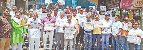 ಹುಮನಾಬಾದ್​ನ ಕೇಂದ್ರ ಬಸ್​ ನಿಲ್ದಾಣದಲ್ಲಿ ಭಾರತೀಯ ದಲಿತ ಪ್ಯಾಂಥರ್​ ತಾಲೂಕು ಘಟಕದಿಂದ ಸೋಮವಾರ ಸಾರ್ವಜನಿಕರಿಗೆ ಉಚಿತ ದಿನಪತ್ರಿಕೆ ವಿತರಿಸಿ ಪತ್ರಿಕಾ ದಿನ ಆಚರಿಸಲಾಯಿತು. ಪ್ಯಾಂಥರ್​ ತಾಲೂಕು ಅಧ್ಯಕ್ಷ ಗಣಪತಿ ಅಷ್ಟೂರೆ, ಸಿದ್ದಾರ್ಥ ಜಾನವೀರ, ಸುಶೀಲಕುಮಾರ ಭೋಲಾ, ಗೋಪಾಲ ರೆಡ್ಡಿ, ಮಾಣಿಕ ಪವಾರ ಇತರರಿದ್ದರು.