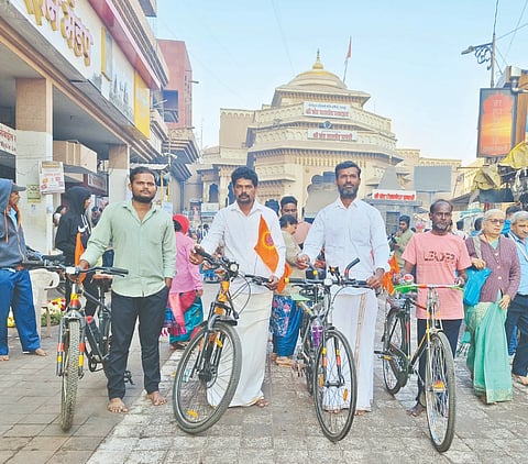 ಭದ್ರಾವತಿ ತಾಲೂಕಿನ ಗುಡುಮಗಟ್ಟೆಯ ಯುವಕರು ಸೈಕಲ್‌ನಲ್ಲಿ ಯಾತ್ರೆ ಹೊರಟು ಪಂಡರಾಪುರ ತಲುಪಿರುವುದು.