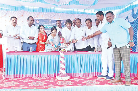 ಹೊಳೆಹೊನ್ನೂರಿನಲ್ಲಿ ಸಚಿವ ಮಧು ಬಂಗಾರಪ್ಪ ಇಂದಿರಾ ಕ್ಯಾಂಟೀನ್​ ಉದ್ಘಾಟಿಸಿದರು. ಶಾರದಾ ಪೂರ್ಯಾನಾಯ್ಕ್​, ಸಿ.ಹನುಮಂತು, ಆರ್​.ಉಮೇಶ್​ ಇತರರಿದ್ದರು. 