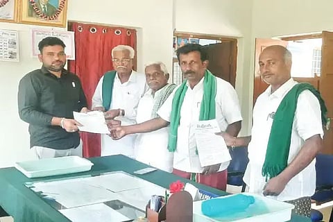 ಭದ್ರಾ ಬಲದಂಡೆ ನಾಲೆ ನೀರು ನಿಲ್ಲಿಸದಂತೆ ಒತ್ತಾಯಿಸಿ ನೀರಾವರಿ ಇಲಾಖೆ ಎಇಇ ಶ್ರೀಧರ್‌ಗೆ ನಾಲೆ ಭಾಗದ ರೈತರು ಮನವಿ ಸಲ್ಲಿಸಿದರು. ಯು.ಬಸವರಾಜ್, ಎಚ್.ಎಸ್.ಮಂಜುನಾಥ್, ಮಾರುತಿ ರಾವ್ ಇತರರಿದ್ದರು.