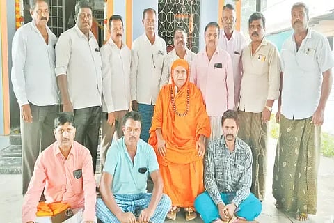 ಚನ್ನಗಿರಿಯಿಂದ ಬಾಳೆಹೊನ್ನೂರುವರೆಗೆ ಹಮ್ಮಿಕೊಂಡಿರುವ ಪಾದಯಾತ್ರೆ ಕುರಿತು ಕಲ್ಲಿಹಾಳ್‌ನಲ್ಲಿ ಆಯೋಜಿಸಿದ್ದ ಪೂರ್ವಭಾವಿ ಸಭೆಯಲ್ಲಿ ಕೇದಾರಲಿಂಗ ಶಿವಶಾಂತವೀರ ಶ್ರೀ, ಹಾಲೇಶ್, ಜಯಣ್ಣ, ರಾಜಪ್ಪ ಸಾರ್ಥಿ, ಸೋಮಶೇಖರಯ್ಯ ಇತರರಿದ್ದರು.