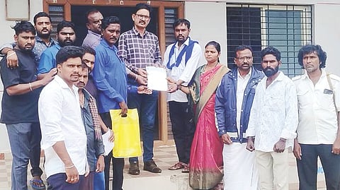ಹರಪನಹಳ್ಳಿ ದಲಿತ ಸಂಘರ್ಷ ಸಮಿತಿಯಿಂದ ಬಿಇಒ ಲೇಪಾಕ್ಷಪ್ಪಗೆ ಮನವಿ ಸಲ್ಲಿಸಲಾಯಿತು. ದಸಂಸ ತಾಲೂಕು ಅಧ್ಯಕ್ಷ ಚಂದ್ರು, ಡಿಎಸ್‌ಎಸ್ (ಭೀಮಾವಾದ) ಸಂಘದ ತಾಲೂಕು ಅಧ್ಯಕ್ಷ ಕೆ.ಸುಭಾಷ್, ಮಹಿಳಾ ಘಟಕದ ಅಧ್ಯಕ್ಷೆ ಭಾಗ್ಯಮ್ಮ, ಪದಾಧಿಕಾರಿಗಳಾದ ಅಂಜಿನಿ, ಶಶಿಕುಮಾರ್, ಮಾರುತಿ, ಸುರೇಶ್, ದೇವರಾಜ್, ಸುನೀಲ್ ಮತ್ತಿಹಳ್ಳಿ, ಮಂಜುನಾಥ ಜಿಟ್ಟಿನಕಟ್ಟಿ ಇತರರಿದ್ದರು.