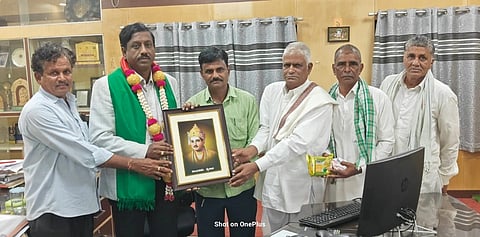 ಕಬ್ಬಿನ ದರ ಹೆಚ್ಚಳ ಮಾಡುವಲ್ಲಿ ರೈತಪರ ಧ್ವನಿ ಎತ್ತಿದ ಜಿಲ್ಲಾಧಿಕಾರಿ ಡಾ.ವಿಜಯಮಹಾಂತೇಶ ದಾನಮ್ಮನವರ ಅವರಿಗೆ ಹಾವೇರಿಯಲ್ಲಿ ಗುರುವಾರ ಹಾನಗಲ್ಲ ತಾಲೂಕಿನ ರೈತ ಮುಖಂಡರು ಸನ್ಮಾನಿಸಿದರು. ರೈತ ಮುಖಂಡ ರಾಜಶೇಖರ ಹಲಸೂರ, ಗುಡನಗೌಡ್ರ ವಿ. ಹೊಸಗೌಡ್ರ, ಶಂಕ್ರಪ್ಪ ಬ. ಸಂಕಣ್ಣವರ, ಸಿದ್ದಪ್ಪ ಗುರುಸಿದ್ದಪ್ಪನವರ, ಇತರರಿದ್ದರು. 
