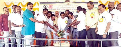 ಹನುಮಸಾಗರದ ಶ್ರೀಮತಿ ಇಂದಿರಾ ಗಾಂಧಿ ವಸತಿ ಶಾಲೆಯಲ್ಲಿ ಸಪಪೂ ಕಾಲೇಜಿನ ನೇತೃತ್ವದಲ್ಲಿ ಹಮ್ಮಿಕೊಂಡಿದ್ದ ಪಿಯು ಕಾಲೇಜು ವಿದ್ಯಾರ್ಥಿಗಳ ರಾಜ್ಯಮಟ್ಟದ ಜಂಪ್‌ರೋಪ್ ಕ್ರೀಡಾಕೂಟಕ್ಕೆ ವಿಧಾನಸಭೆ ವಿರೋಧ ಪಕ್ಷದ ಮುಖ್ಯ ಸಚೇತಕ ಹಾಗೂ ಶಾಸಕ ದೊಡ್ಡನಗೌಡ ಎಚ್.ಪಾಟೀಲ್ ಚಾಲನೆ ನೀಡಿದರು. ಕೆಪಿಸಿಸಿ ಉಪಾಧ್ಯಕ್ಷ ಬಸವರಾಜ ದ್ಯಾವಣ್ಣನವರ, ಪ್ರಾಚಾರ್ಯರಾದ ಭೀಮಪ್ಪ ಗೊಲ್ಲರ, ಅನಿಲ ಸಂಗಮ, ಗ್ರಾಪಂ ಅಧ್ಯಕ್ಷ ರುದ್ರಗೌಡ ಗೌಡಪ್ಪನವರ, ಗ್ರಾಪಂ ಉಪಾಧ್ಯಕ್ಷೆ ಗೌರಮ್ಮ ವಾಲ್ಮೀಕಿ ಇತರರಿದ್ದರು.