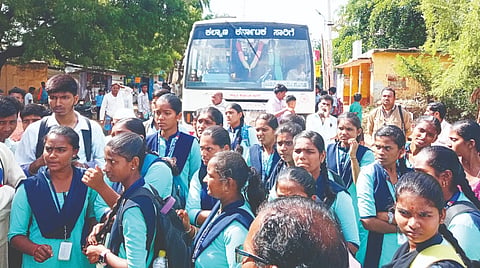 ಹನುಮಸಾಗರ ಸಮೀಪದ ಕ್ಯಾದಿಗುಪ್ಪ ಗ್ರಾಮದಲ್ಲಿ ವಿದ್ಯಾರ್ಥಿಗಳು ಬಸ್ ಸಂಚಾರ ತಡೆದು ಮಂಗಳವಾರ ಪ್ರತಿಭಟನೆ ನಡೆಸಿದರು.