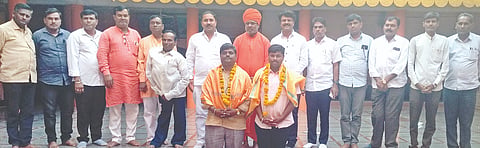 ಹುಲಸೂರಿನ ಗುರು ಬಸವೇಶ್ವರ ಸಂಸ್ಥಾನ ಮಠದ ಆವರಣದಲ್ಲಿ ಭಾನುವಾರ ಕರ್ನಾಟಕ ಕಾರ್ಯನಿರತ ಪತ್ರಕರ್ತರ ಸಂಘದ ತಾಲೂಕು ಘಟಕದ ಅಧ್ಯಕ್ಷ  ರಾಜಕುಮಾರ ಹೊನ್ನಾಡೆ ಹಾಗೂ ಪ್ರಧಾನ ಕಾರ್ಯದರ್ಶಿಯಾಗಿ ಗುರುಪ್ರಸಾದ ಮೆಂಟೆ ಅವರನ್ನು ಸನ್ಮಾನಿಸಲಾಯಿತು. ಶ್ರೀ ಡಾ.ಶಿವಾನಂದ ಸ್ವಾಮೀಜಿ, ಸಂದ ಜಿಲ್ಲಾಧ್ಯ ಆನಂದ ದೇವಪ್ಪ, ಉಪಾಧ್ಯ ಪೃಥ್ವಿರಾಜ ಎಸ್​., ಶಿವಕುಮಾರ ಸ್ವಾಮಿ, ಸುರೇಶ ಚನ್ನಶೆಟ್ಟಿ, ಡಾ.ಬಸವರಾಜ ಬಲ್ಲೂರ ಇತರರಿದ್ದರು.