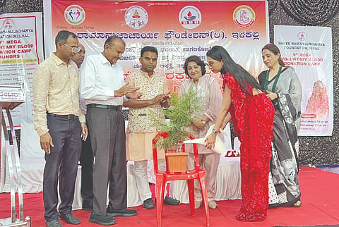  ಇಳಕಲ್ಲದ ಮಾಹೇಶ್ವರಿ ಆಸ್ಪತ್ರೆಯಲ್ಲಿ ನಡೆದ 9ನೇ ಬಹತ್ ರಕ್ತದಾನ ಶಿಬಿರವನ್ನು ಚಿತ್ರನಟಿ ಮನೀಶಾ ಕಂದಕೂರ ಉದ್ಘಾಟಿಸಿದರು. ಕಾಜಲ್ ಸಚ್‌ದೇವ, ಡಾ.ರವಿ ಜೋಶಿ, ಜೈನ್ ಕ್ಲಾಥ್ ಮಾಲೀಕ ಸುಭಾಸಚಂದ್ರಜೀ ಕಠಾರಿಯಾ ಜೈನ ಇತರರಿದ್ದರು.