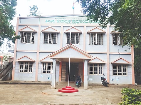  ಗುಂಡ್ಲುಪೇಟೆ ಪಟ್ಟಣದ ತಾಲೂಕು ಪಂಚಾಯಿತಿ ಕಚೇರಿ.