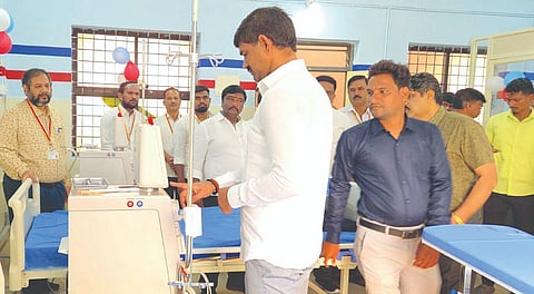 ಕಂಪ್ಲಿ ಸರ್ಕಾರಿ ಸಮುದಾಯ ಆರೋಗ್ಯ ಕೇಂದ್ರದಲ್ಲಿ ಡಯಾಲಿಸಿಸ್ ಯಂತ್ರದ ಕಾರ್ಯನಿರ್ವಹಣೆಗೆ ಶಾಸಕ ಜೆ.ಎನ್.ಗಣೇಶ್ ಚಾಲನೆ ನೀಡಿದರು.