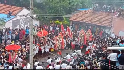 ಕೊಳ್ಳೇಗಾಲ ತಾಲೂಕಿನ ಸಿದ್ದಯ್ಯನಪುರ ಗ್ರಾಮದ ಪರಿಶಿಷ್ಟ ಜಾತಿ ಸಮುದಾಯದ ಬಡಾವಣೆಯಲ್ಲಿ  70 ವರ್ಷಗಳ ನಂತರ ಶುಕ್ರವಾರ ಆಯೋಜಿಸಿದ್ದ ಶ್ರೀ ನಡುಗದ್ದೆ ಬಸವೇಶ್ವರ, ಶ್ರೀ ಬೊಮ್ಮೇಶ್ವರ, ಶ್ರೀ ಸಿದ್ದಪ್ಪಾಜಿ ಕೊಂಡೋತ್ಸವದಲ್ಲಿ ದೇವರು ಗುಡ್ಡರು ಕಂಡಾಯಗಳನ್ನು ಹೊತ್ತು ಕೊಂಡ ಹಾಯ್ದರು.