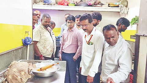 ಕೊಳ್ಳೇಗಾಲ ಪಟ್ಟಣದ ಬಸ್ ನಿಲ್ದಾಣ ಸಮೀಪ ಇರುವ ಶ್ರೀನಿಧಿ ಉಪಚಾರ ಹೋಟೆಲ್‌ಗೆ ಎಸಿ ದಿನೇಶ್ ಕುಮಾರ್ ಮೀನಾ ಹಾಗೂ ಆಹಾರ ಸುರಕ್ಷತೆ ಅಧಿಕಾರಿಗಳು ಭೇಟಿ ನೀಡಿ ಪರಿಶೀಲನೆ ನಡೆಸಿದರು.