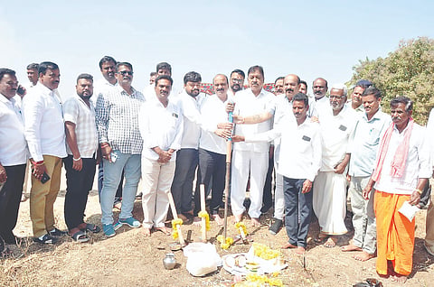 ಕೊಳ್ಳೇಗಾಲ ತಾಲೂಕಿನ ಟಗರಪುರ ಮೋಳೆ ಸಮೀಪದಲ್ಲಿ ಸಿಲ್ಕಲ್‌ಪುರ ಗ್ರಾಮದ ಚೆಕ್ ಡ್ಯಾಂ ಕಾಮಗಾರಿಗೆ ಶಾಸಕ ಎ.ಆರ್.ಕೃಷ್ಣಮೂರ್ತಿ ಚಾಲನೆ ನೀಡಿದರು.