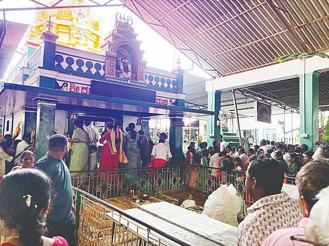 ಮಣ್ಣಿತ್ತಿನ ಅಮಾವಾಸ್ಯೆ ಹಿನ್ನೆಲೆ ಶ್ರೀಕ್ಷೇತ್ರ ಕುರುಬನಕಟ್ಟೆಗೆ ಮಂಗಳವಾರ ಹೆಚ್ಚಿನ ಸಂಖ್ಯೆಯಲ್ಲಿ ಭಕ್ತರು ಭೇಟಿ ನೀಡಿ ಪೂಜೆ ಸಲ್ಲಿಸಿದರು.