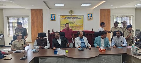 ಚಿತ್ರ ೧೪ ಕೆ.ಎಲ್.ಆರ್. ೦೩ :  ಕರ್ನಾಟಕ ರಾಜ್ಯ ಪರಿಶಿಷ್ಟ ಜಾತಿ ಮತ್ತು ಪರಿಶಿಷ್ಟ ಪಂಗಡಗಳ ಆಯೋಗದ ಅಧ್ಯಕ್ಷರಾದ ಡಾ.ಎಲ್.ಮೂರ್ತಿ ಜಿಲ್ಲಾಧಿಕಾರಿಗಳ ಸಭೆಯಲ್ಲಿ ನಡೆಸಿದ ಪ್ರಗತಿ ಪರಿಶೀಲನೆ ನಂತರ ಮಾಧ್ಯಮಗಳಿಗೆ ಮಾಹಿತಿ ನೀಡಿದರು. ಜಿಲ್ಲಾಧಿಕಾರಿ ಎಂ.ಆರ್. ರವಿ, ಎಸ್.ಪಿ. ಕನ್ನಿಕಾಸುಕ್ರಿವಾಲ್, ಕೆ.ಜಿ.ಎಫ್. ಎಸ್.ಪಿ. ಶಿವಾಂಶು ರಜಪೂತ್ ಹಾಗೂ ಆಯೋಗದ ಸದಸ್ಯರು ಉಪಸ್ಥಿತರಿದ್ದರು. 