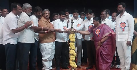 ಚಿತ್ರ ೧೪ ಕೆ.ಎಲ್.ಆರ್. ೦೪ : ಜಿಲ್ಲಾಡಳಿತದಿಂದ ಚನ್ನಯ್ಯ ರಂಗಮAದಿರದಲ್ಲಿ ನಡೆದ ಸಿದ್ದೇಶ್ವರ ಜಯಂತಿ ಕಾರ್ಯಕ್ರಮವನ್ನು ಉದ್ಘಾಟಿಸಿದ ಸಂಸದ ಎಂ.ಮಲ್ಲೇಶ್‌ಬಾಬು, ಶಾಸಕ ಕೊತ್ತೂರು ಮಂಜುನಾಥ್, ಎಂ.ಎಲ್.ಸಿ. ಅನಿಲ್‌ಕುಮಾರ್, ಜಿಲ್ಲಾಧಿಕಾರಿ ಎಂ.ಆರ್.ರವಿ ಮುಂತಾದವರು ಇದ್ದರು. 