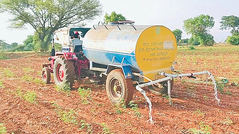 ಕನಕಗಿರಿಯ ರೈತ ಭೀಮೇಶ ತೊಗರಿ ಬೆಳೆಗೆ ಟ್ಯಾಂಕರ್ ಮೂಲಕ ನೀರುಣಿಸುತ್ತಿರುವುದು.