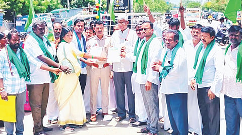 ಕನಕಗಿರಿಯಲ್ಲಿ ಕರ್ನಾಟಕ ರೈತ ಸಂಘ ಹಾಗೂ ಹಸಿರು ಸೇನೆಯಿಂದ ಶಿರಸ್ತೇದಾರ್ ಸುನೀಲ್‌ಕುಮಾರಗೆ ಮನವಿ ಸಲ್ಲಿಸಲಾಯಿತು. ವಿಜಯನಗರ ಜಿಲ್ಲಾಧ್ಯಕ್ಷ ಬಿ.ಎಂ.ಹುಲಗಪ್ಪ, ಕಂಪ್ಲಿ ತಾಲೂಕು ಘಟಕದ ಅಧ್ಯಕ್ಷೆ ಲಕ್ಷ್ಮೀದೇವಿ, ಪ್ರಮುಖರಾದ ಕನಕಪ್ಪ ತಳವಾರ್, ಸುರೇಶ್ ನಾಯಕ್ ಇತರರಿದ್ದರು.