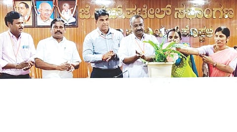 ಕೊಪ್ಪಳ ಜಿಪಂ ಜೆ.ಎಚ್.ಪಟೇಲ್ ಸಭಾಂಗಣದಲ್ಲಿ ವಸತಿ ನಿಲಯ ಪಾಲಕರಿಗೆ ಇತ್ತೀಚೆಗೆ ಹಮ್ಮಿಕೊಂಡಿದ್ದ ವಾನಸಿಕ ಆರೋಗ್ಯ ಹಾಗೂ ವಾದಕ ವಸ್ತುಗಳ ವ್ಯಸನ ತರಬೇತಿ ಕಾರ್ಯಾಗಾರವನ್ನು ಡಿಎಚ್‌ಒ ಟಿ.ಲಿಂಗರಾಜು ಉದ್ಘಾಟಿಸಿದರು. ಮನೋವೈದ್ಯರಾದ ರವಿಕುವಾರ, ಪುಷ್ಪಾ ತೆರೇಸಾ, ವಿ.ಪಿ.ಶಿವಾನಂದ ಇತರರಿದ್ದರು.