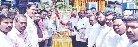 ಕೆ.ಆರ್.ನಗರದಲ್ಲಿ ಆಯೋಜಿಸಿದ್ದ ಸಂವಿಧಾನ ಶಿಲ್ಪಿ ಡಾ.ಬಿ.ಆರ್.ಅಂಬೇಡ್ಕರ್ ಅವರ 135ನೇ ಜನ್ಮದಿನಾಚರಣೆ ಕಾರ್ಯಕ್ರಮದಲ್ಲಿ ಶಾಸಕ ಡಿ.ರವಿಶಂಕರ್ ಬಾಬಾ ಸಾಹೇಬರ ಪುತ್ಥಳಿಗೆ ಪುಷ್ಪಾರ್ಚನೆ ಮಾಡಿ. ಪುಸ್ತಕ ಬಿಡುಗಡೆ ಮಾಡಿದರು. ತಹಸೀಲ್ದಾರ್ ಜಿ.ಸುರೇಂದ್ರಮೂರ್ತಿ, ಪೊಲೀಸ್ ಇನ್ಸ್‌ಪೆಕ್ಟರ್ ಎಸ್.ಶಿವಪ್ರಕಾಶ್, ಆದಿಜಾಂಬವ ಸಂಘದ ಅಧ್ಯಕ್ಷ ಲೋಕೇಶ್, ಎಂಎಸ್‌ಎಸ್ ಅಧ್ಯಕ್ಷ ಎಂ.ಎಸ್.ರವಿಕುಮಾರ್, ಪುರಸಭಾ ಮಾಜಿ ಸದಸ್ಯ ಶಂಕರ್‌ಸ್ವಾಮಿ ಇನ್ನಿತರರು ಇದ್ದರು.