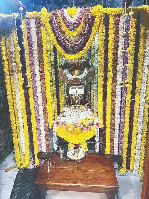  ಕೆ.ಆರ್.ನಗರದ ಬಸವೇಶ್ವರ ಬಡಾವಣೆಯ ಶ್ರೀ ಮಲೆ ಮಹದೇಶ್ವರ ಸ್ವಾಮಿ ದೇವಾಲಯದಲ್ಲಿ ನಿಜ ಮಣ್ಣೆತ್ತಿನ ಅಮಾವಾಸ್ಯೆ ಹಿನ್ನೆಲೆಯಲ್ಲಿ ವಿಶೇಚ ಪೂಜೆ ನೆರವೇರಿತು.  