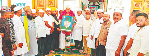  ಕೆ.ಆರ್.ನಗರದ ಜಾಮೀಯ ಮಸೀದಿಯಲ್ಲಿ ಎಂಸಿಡಿಸಿಸಿ ಬ್ಯಾಂಕ್ ಅಧ್ಯಕ್ಷ ದೊಡ್ಡಸ್ವಾಮೇಗೌಡ ಅವರನ್ನು ಅಭಿನಂದಿಸಿ ಸನ್ಮಾನಿಸಲಾಯಿತು. ಜಾಮೀಯ ಮಸೀದಿ ಕಮಿಟಿ ಅಧ್ಯಕ್ಷ ಅಪ್ಸರ್‌ಬಾಬು, ಕಾರ್ಯದರ್ಶಿ ತಸ್ಸವರ್ ಪಾಷ, ಖಜಾಂಚಿ ನೇಮಿತ್ ಇನ್ನಿತರರು ಇದ್ದರು.