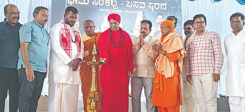 ಕೂಡಲಸಂಗಮದ ಭೀಮ ಸಂಕಲ್ಪ-ಬಸವ ಸ್ಮರಣೆ ಕಾರ್ಯಕ್ರಮ ಪಾಂಡೋಮಟ್ಟಿ ವಿರಕ್ತಮಠದ ಗುರುಬಸವ ಮಹಾಸ್ವಾಮೀಜಿ ಉದ್ಘಾಟಿಸಿದರು. ಆಳಂದ ಬೌದ್ಧ ಬಿಕ್ಕು ಅಮರ ಜ್ಯೋತಿ ಬಂತ್ಯೇಜಿ, ದೇವನಹಳ್ಳಿ ಮಾತಂಗ ಸಂಸ್ಕಾರ ಗುರುಪೀಠದ ಮನು ಸಿದ್ದಾರ್ಥ ಗುರುಜಿ, ಪ್ರಗತಿಪರ ಚಿಂತಕ ಎಂ.ಪಿ. ಗಿರೀಶ, ಡಾ. ಜಿ. ಪ್ರಶಾಂತ ನಾಯಕ ಸೇರಿ ಇತರರಿದ್ದರು.